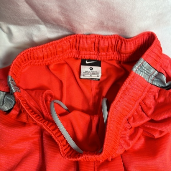 VINTAGE NIKE BASKETBALL SHORTS SIZE(XL) - Picture 4 of 5